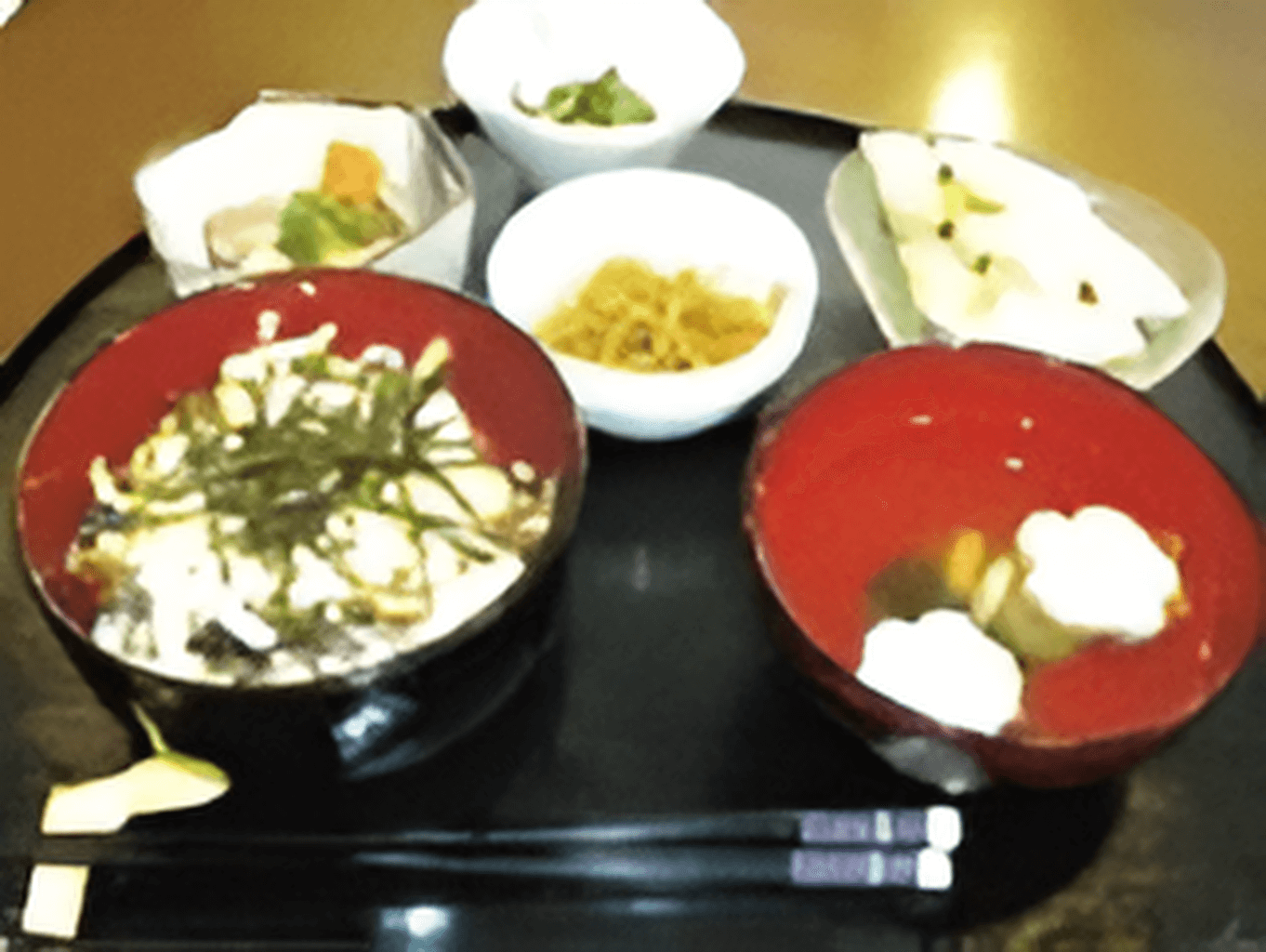 きんぴらごぼうや野菜の煮物、吸い物がセットになったメニュー