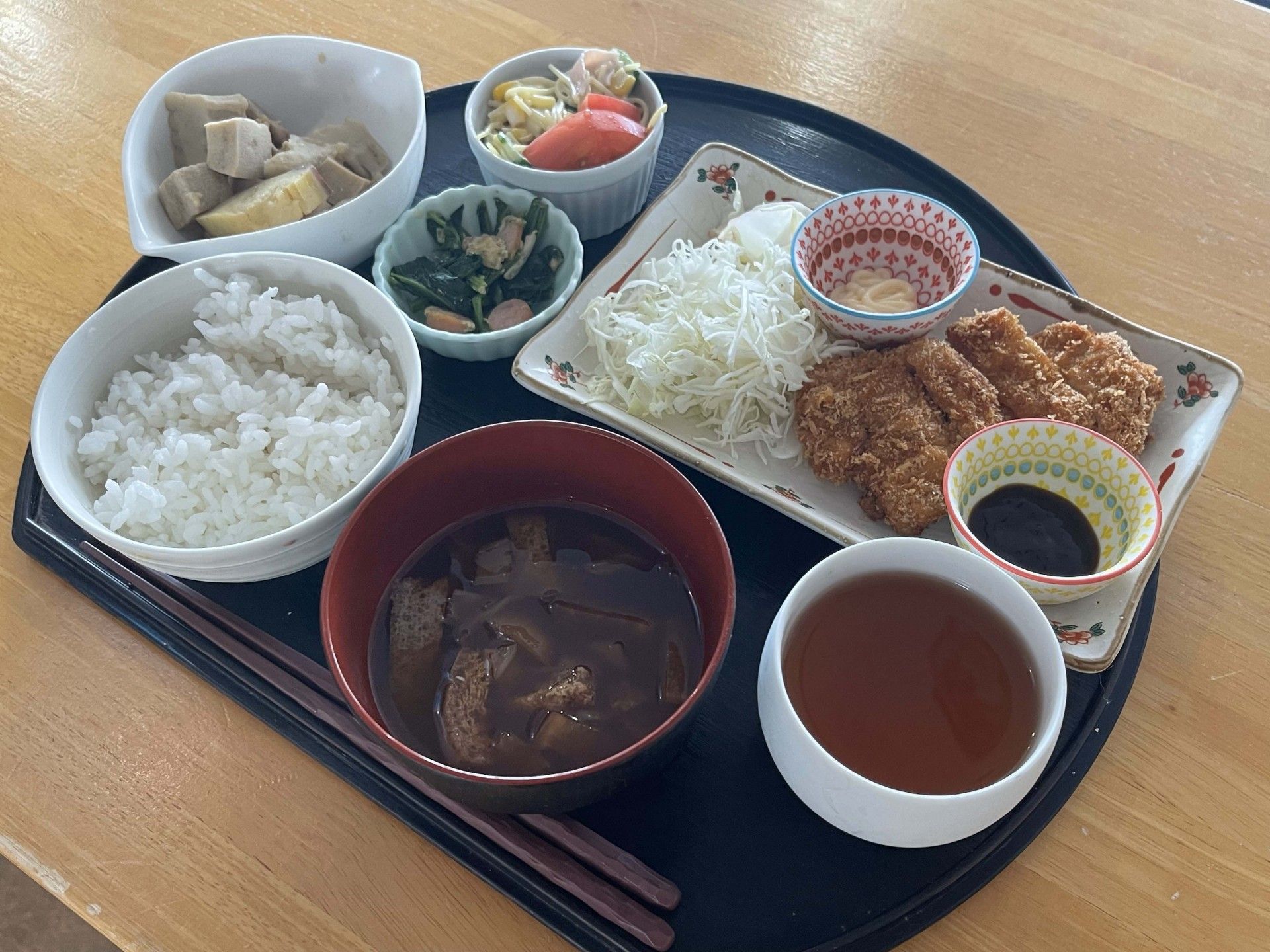 サラダごはん味噌汁トンカツ煮物