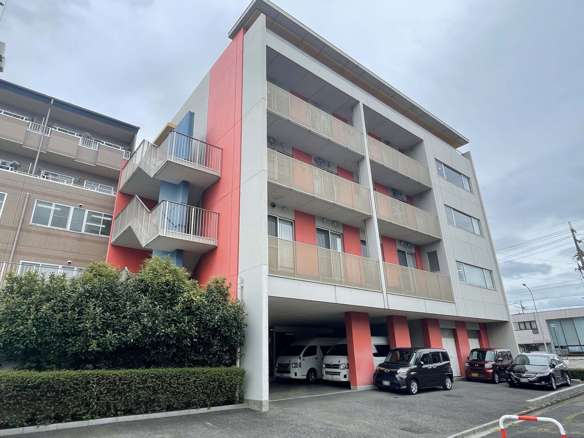 1階が駐車場の4階建て建物