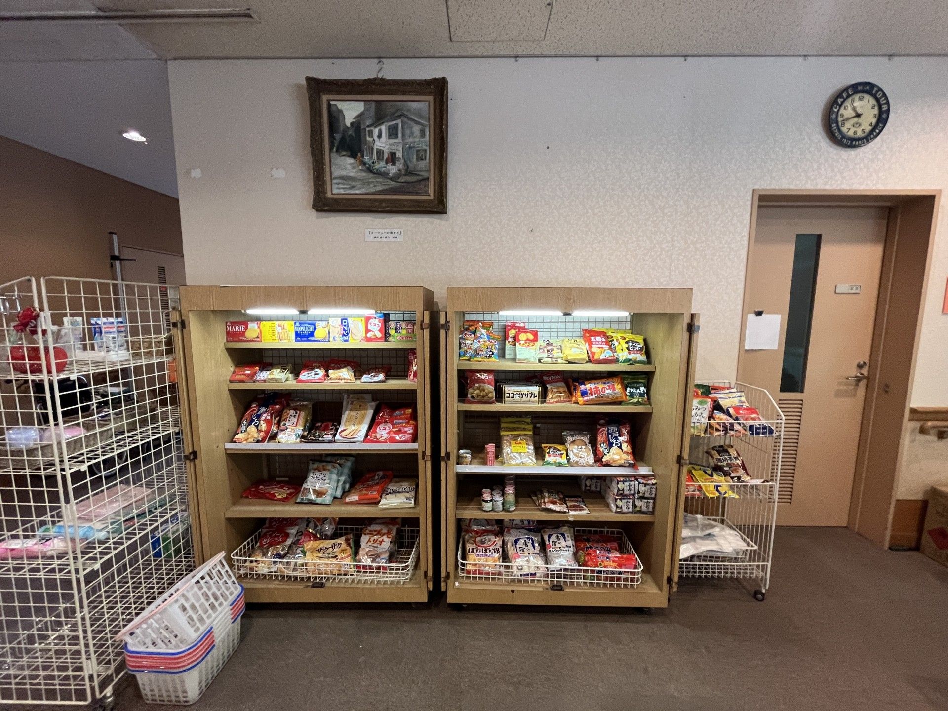 お菓子が並ぶ棚