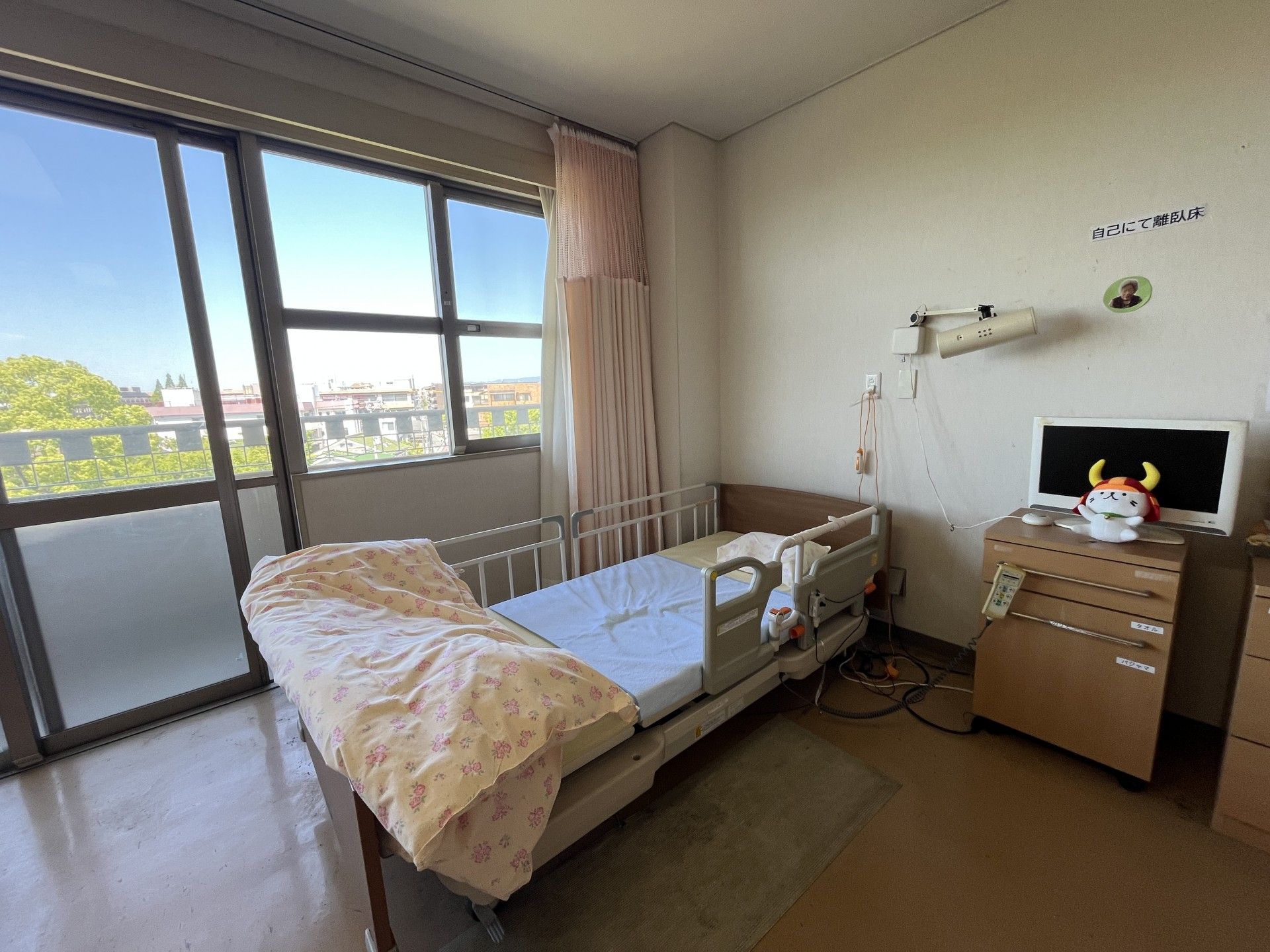 窓際のベッドと家具