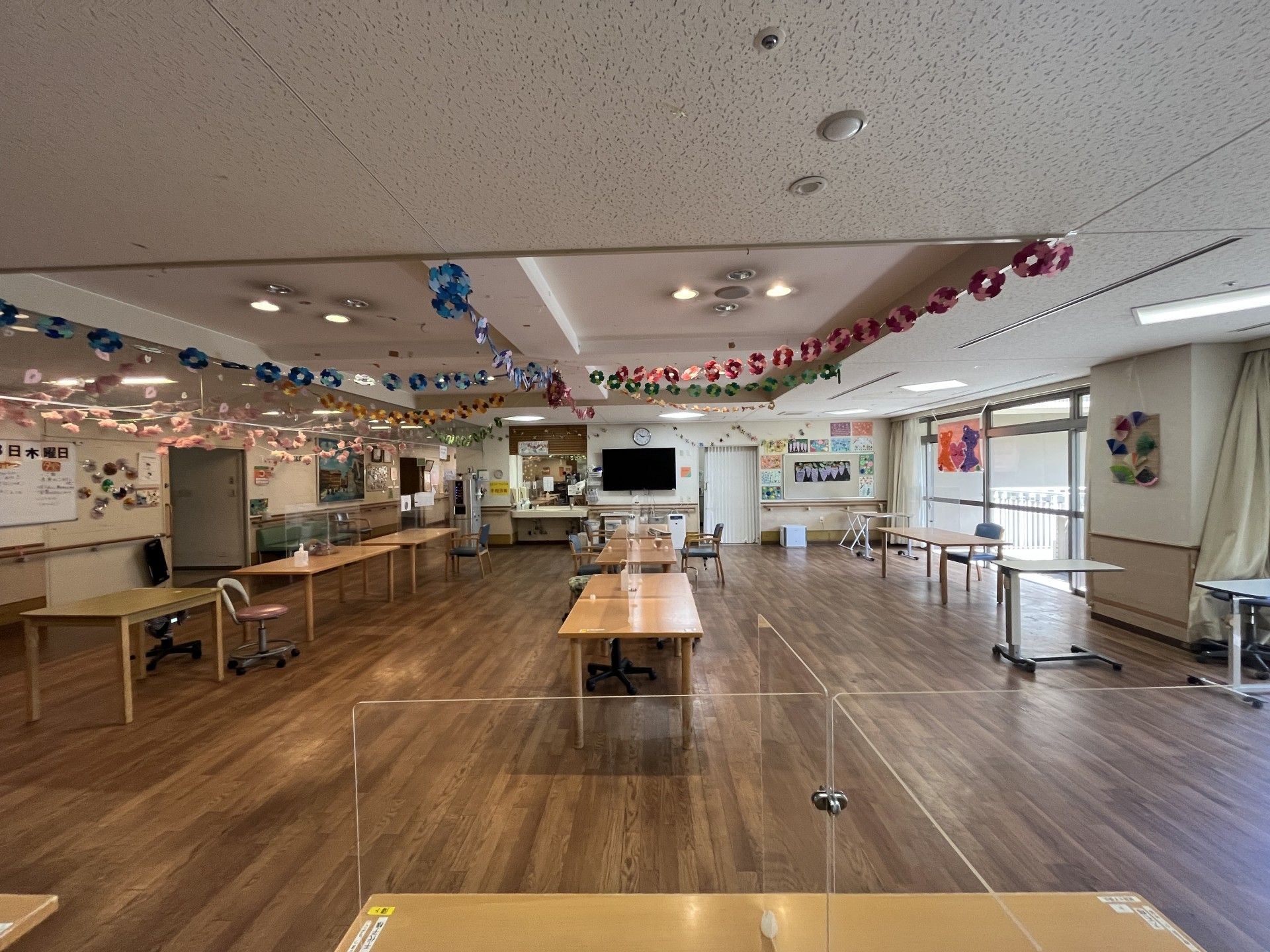 飾り付けが施された広間