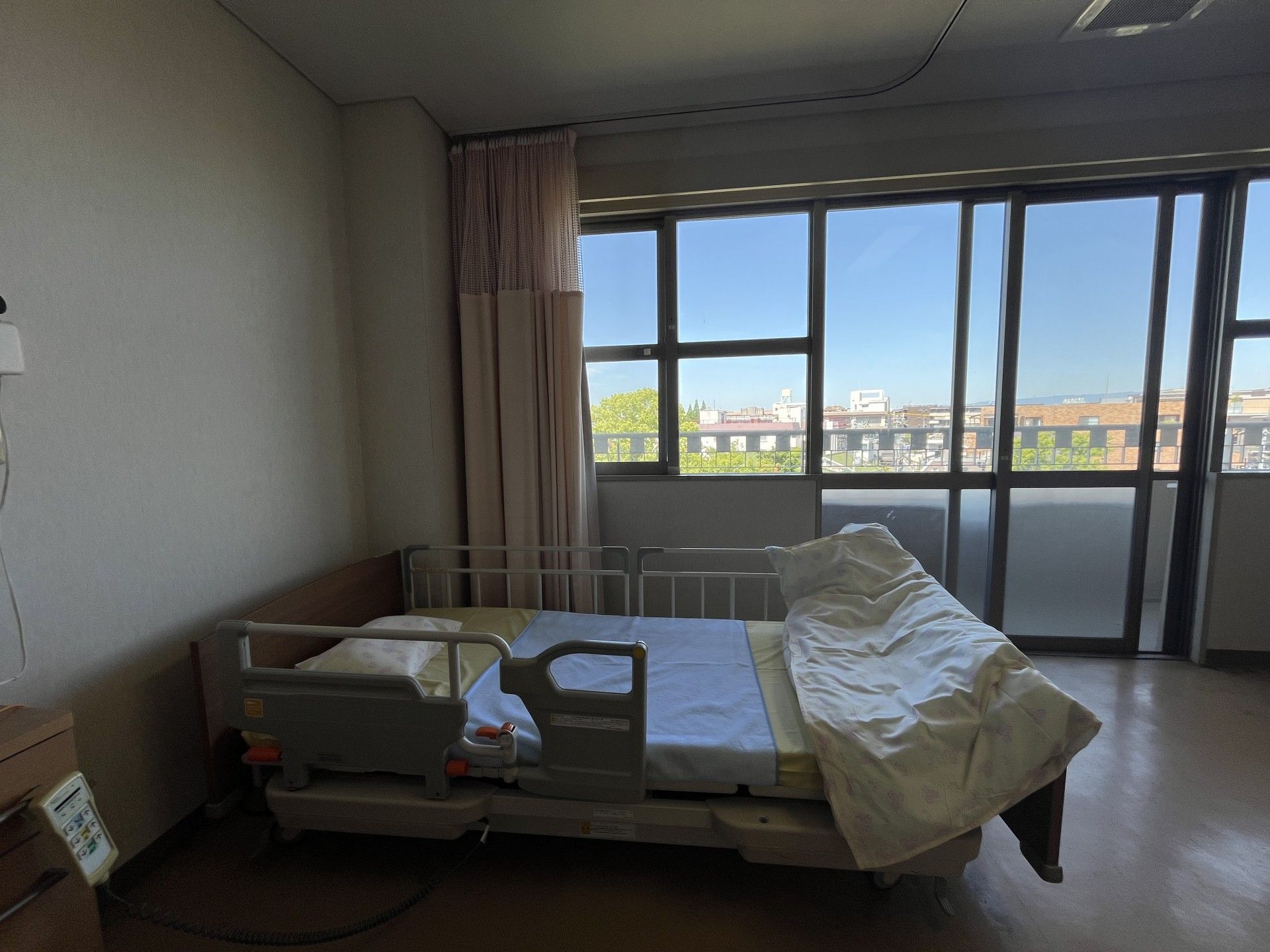 大きな窓のある居室