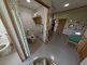 介護施設内のトイレと廊下