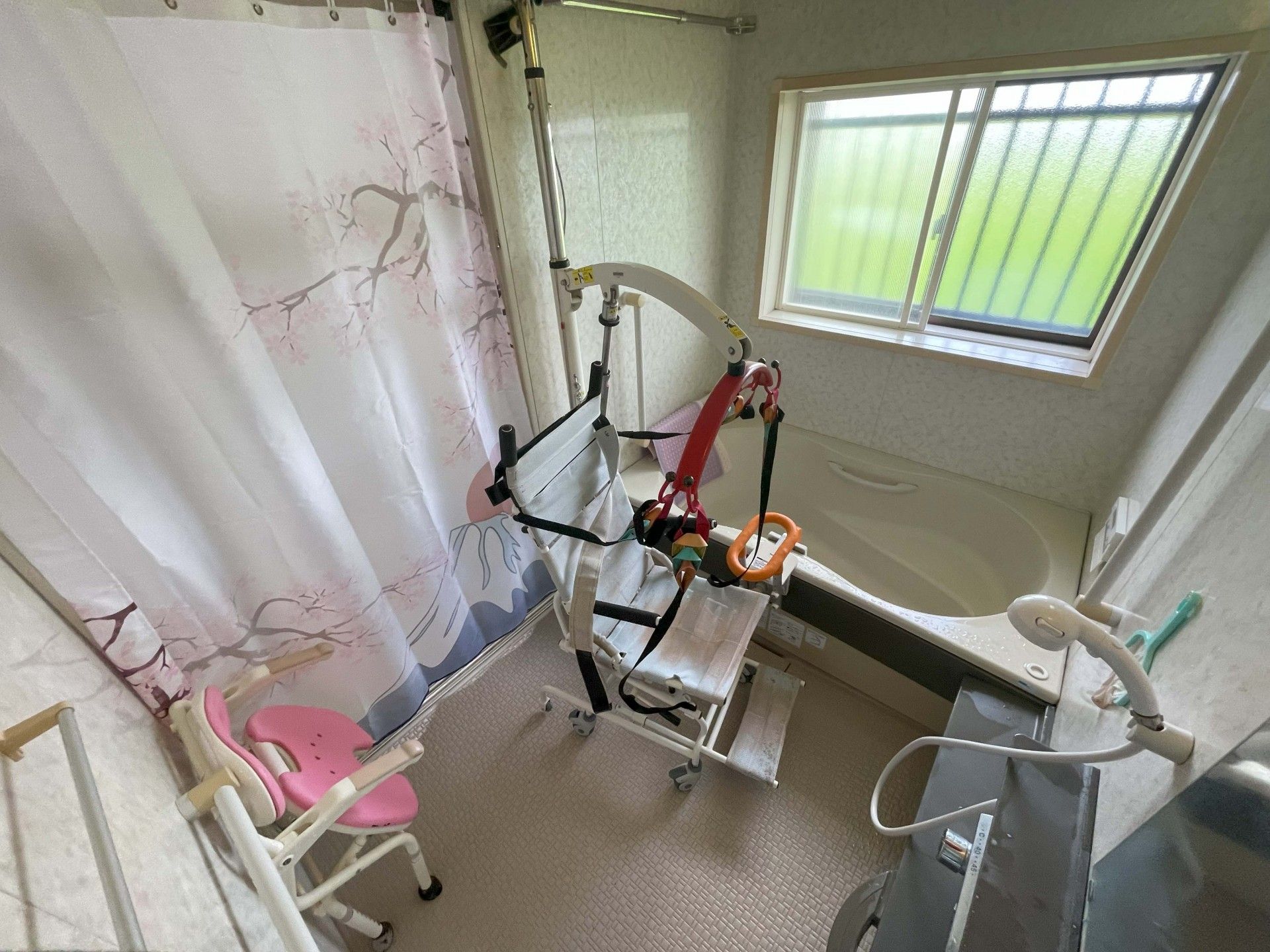 椅子と介助用椅子がある浴室