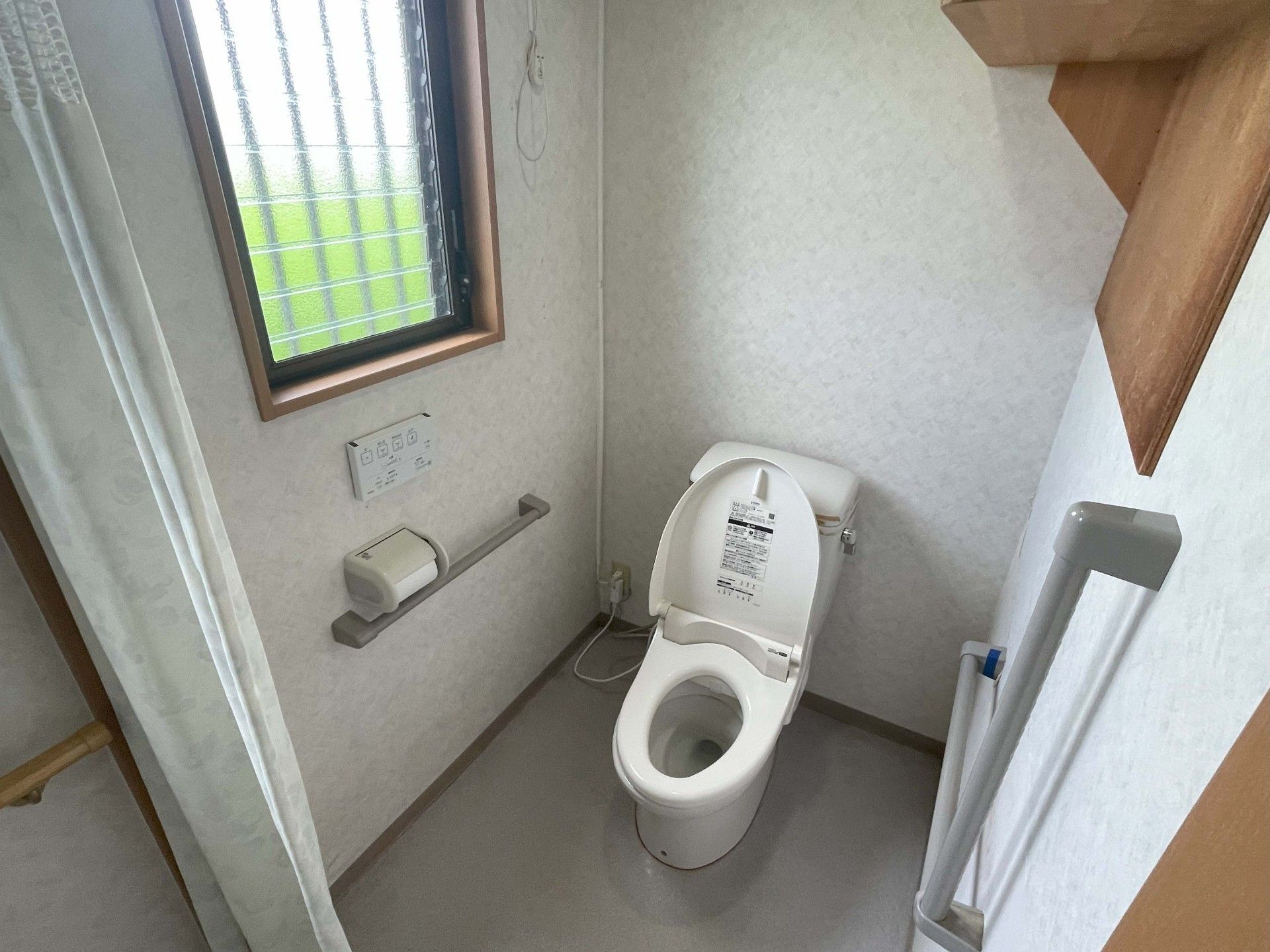 手すりが設置されているトイレ