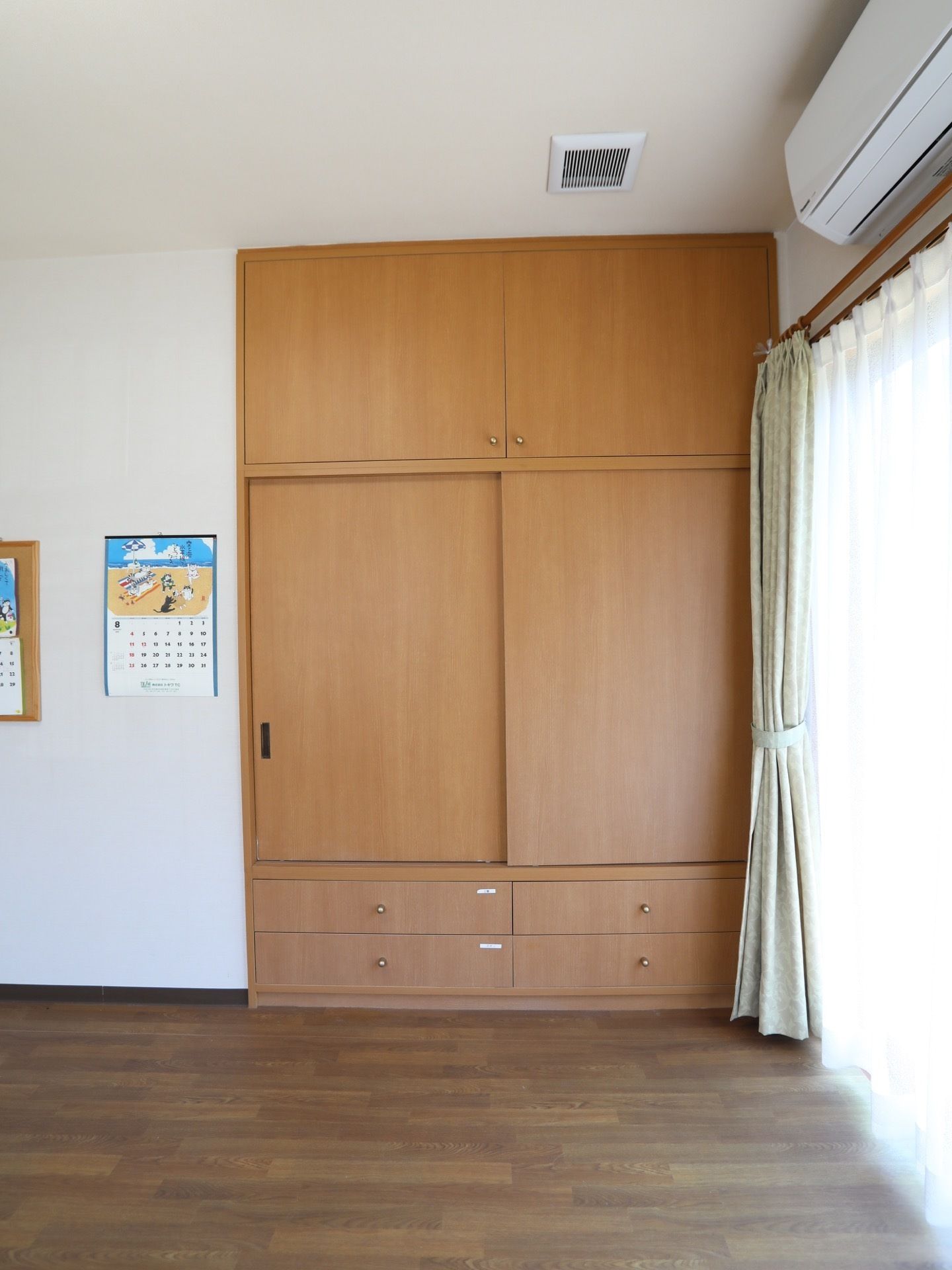 居室の窓の側には作り付けのタンスがある。床から天井までの大きさがあり、たっぷり収納することができる。