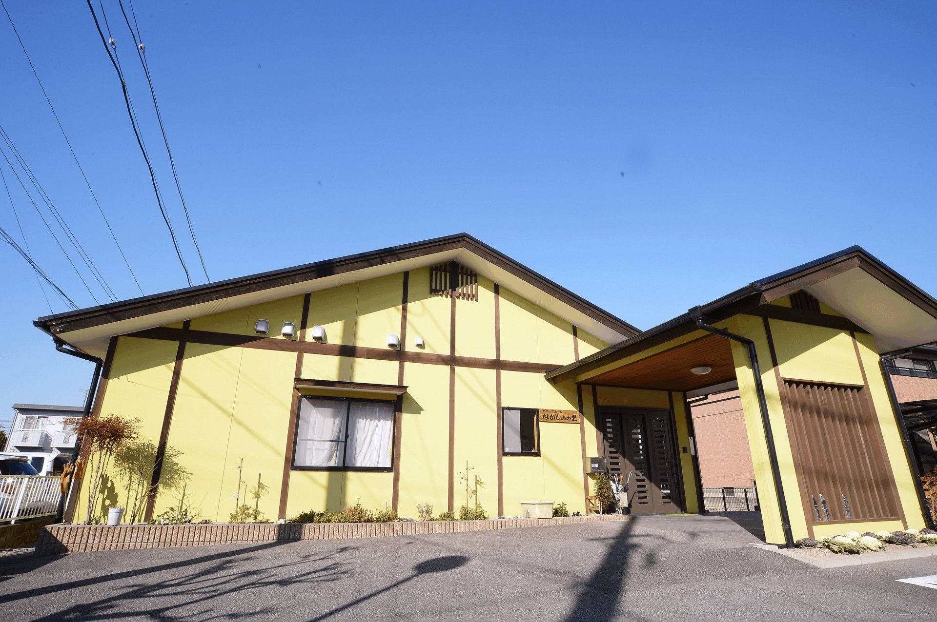 黄色い外壁の建物入口