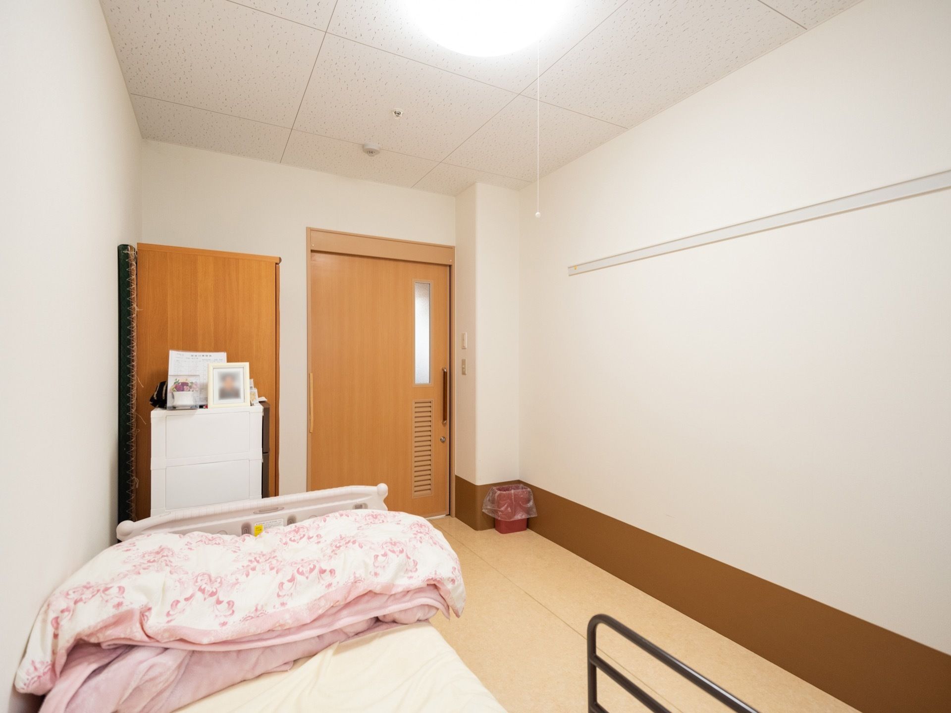 居室の壁には、なげしが付いている。部屋全体に渡っているので、使いやすい位置にハンガーをかけることができる。