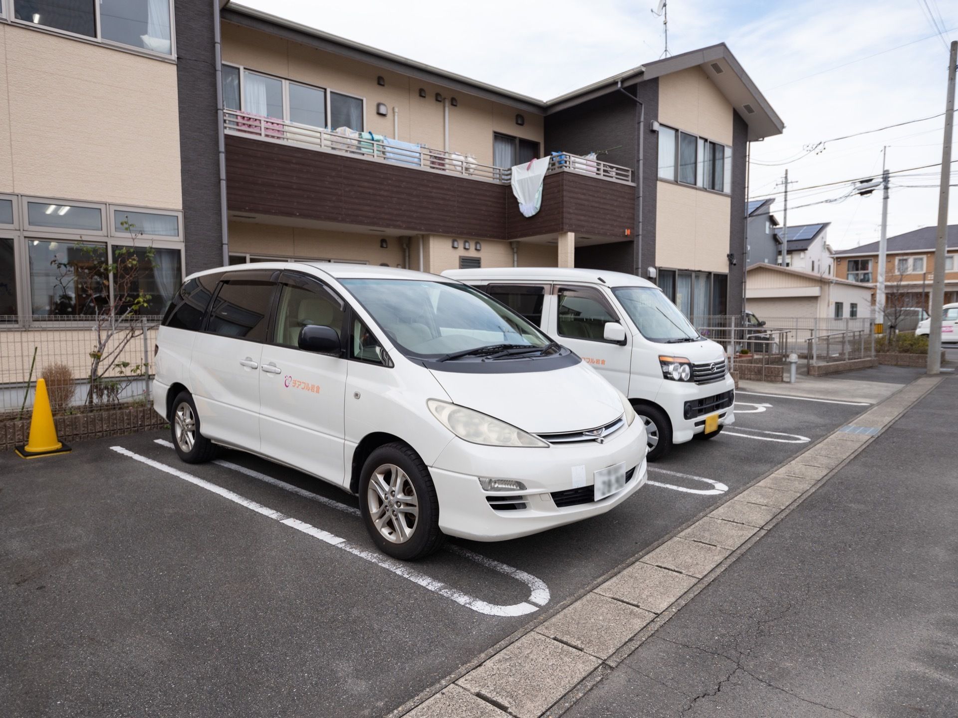 道路に面した敷地は全て駐車スペースになっている。最も入口に近いところには、車椅子をご利用の方優先区画が設けられている。