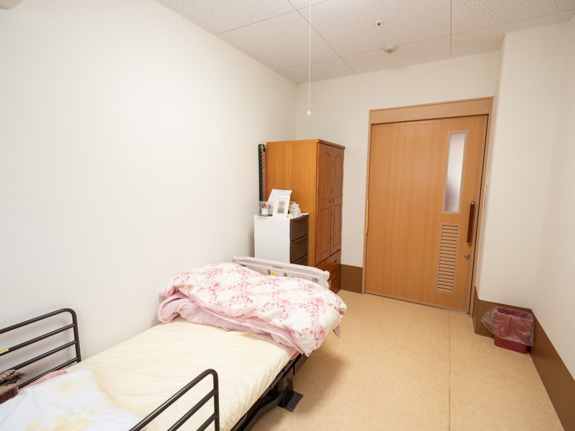 収納としてドレッサーとチェストが居室の入り口付近に置かれている。建具や内装に合わせた木調のものである。