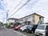 地上２階建ての落ち着いた色調の外観のグループホーム