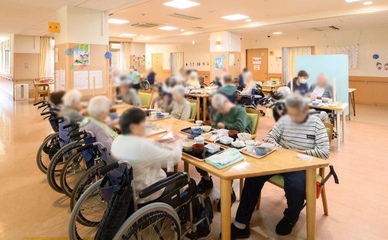 食事を楽しむ皆さんの様子