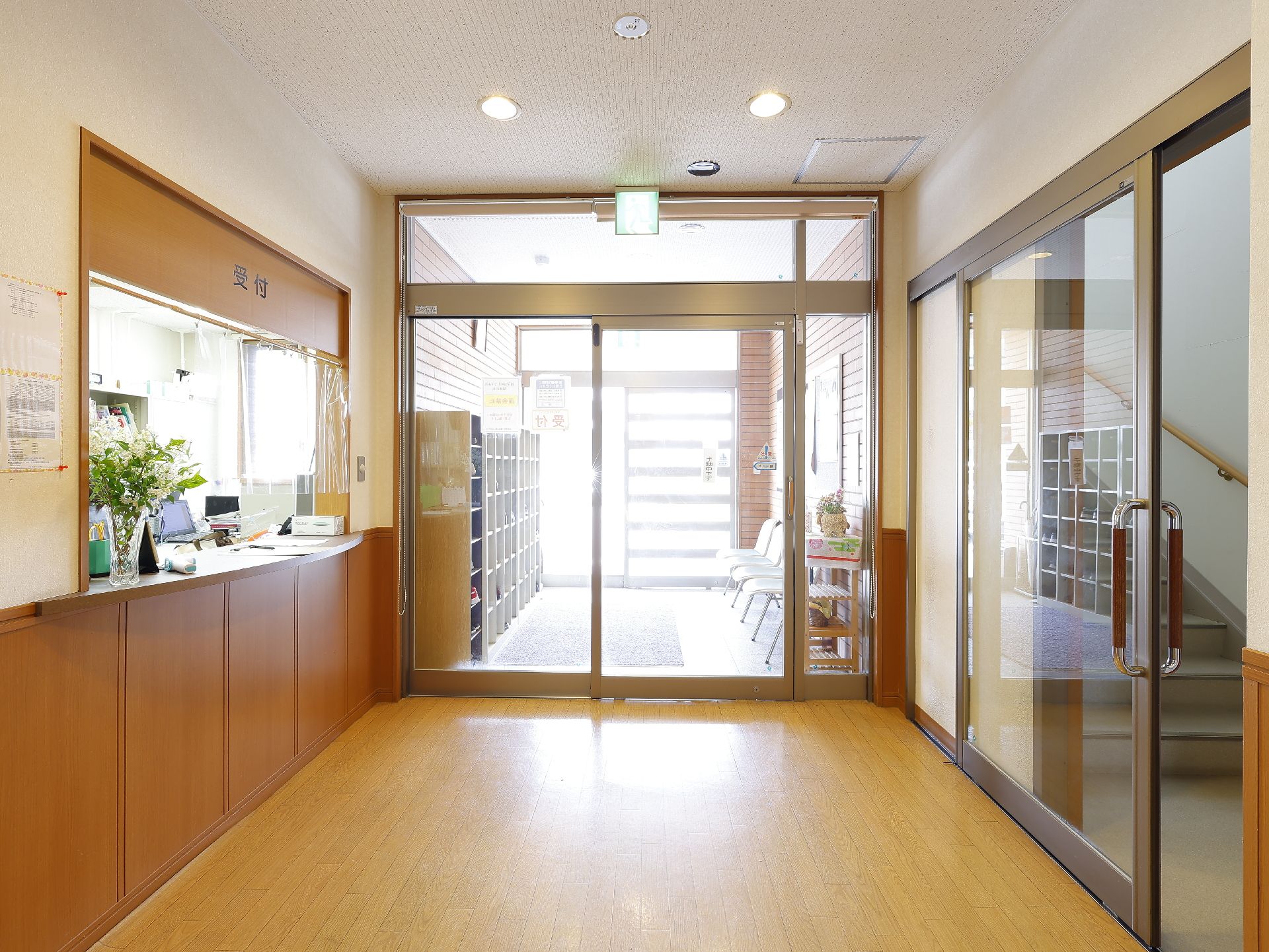 玄関から入ってすぐ横にあり、初めて来館した人にもわかりやすい受付