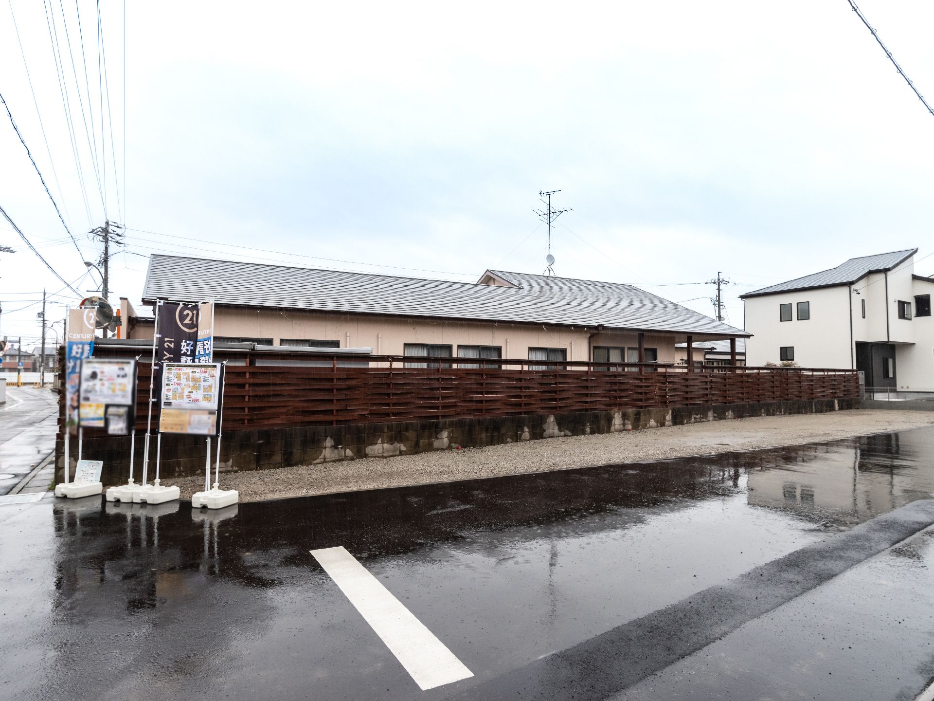車椅子の人でも楽に移動できるように段差を排除した介護施設の外観