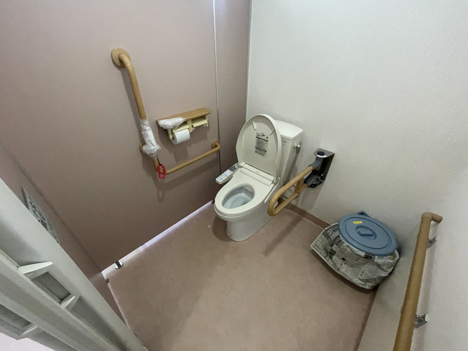手すり付きのトイレ