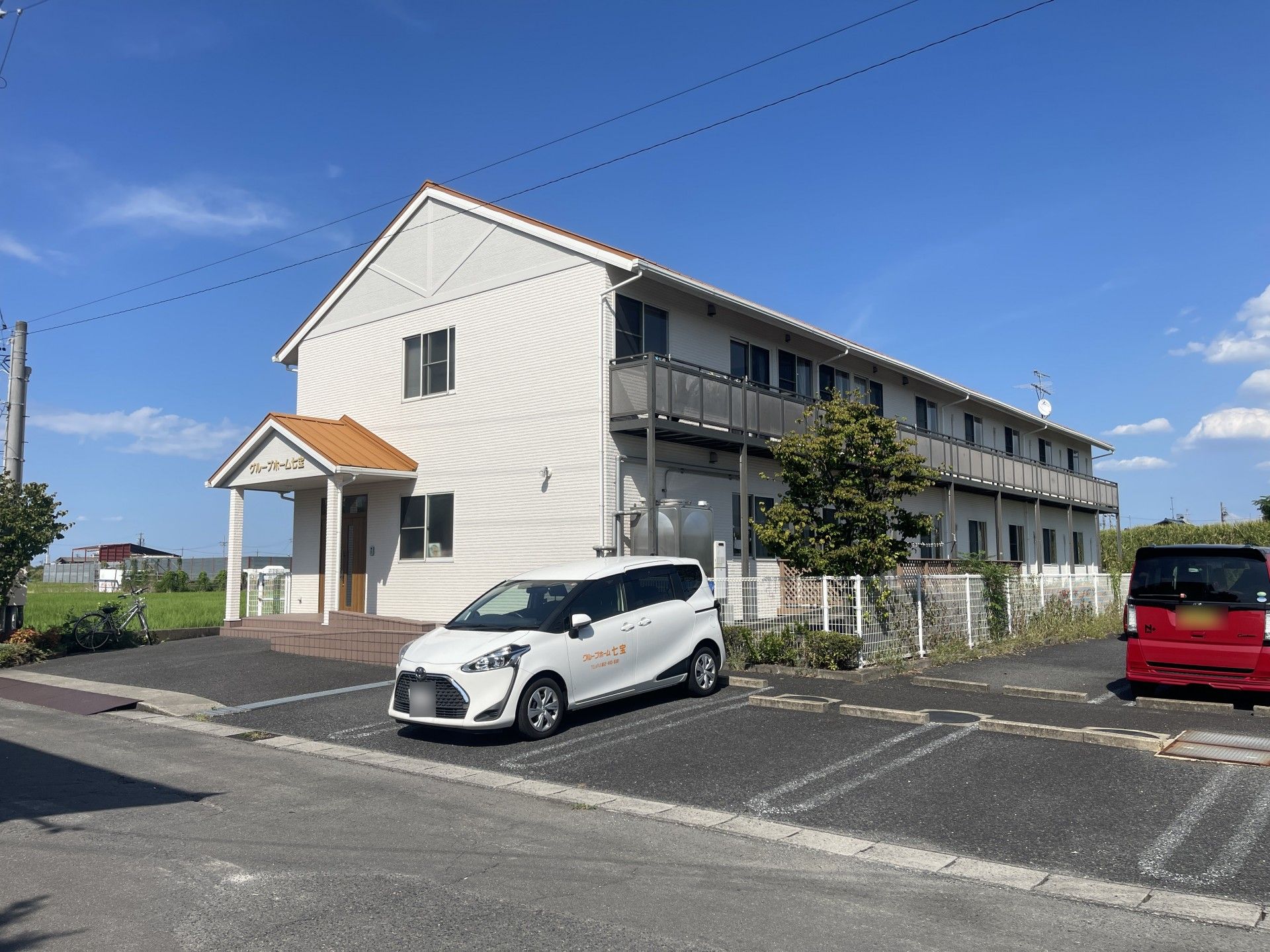 青空の下の建物外観