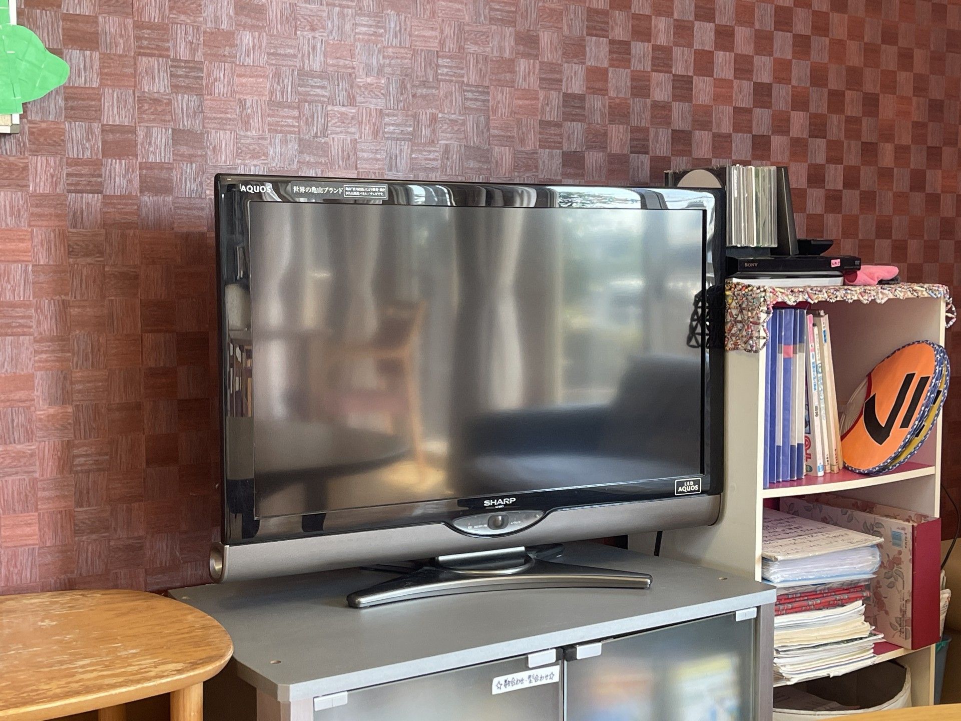 テレビと棚のある部屋