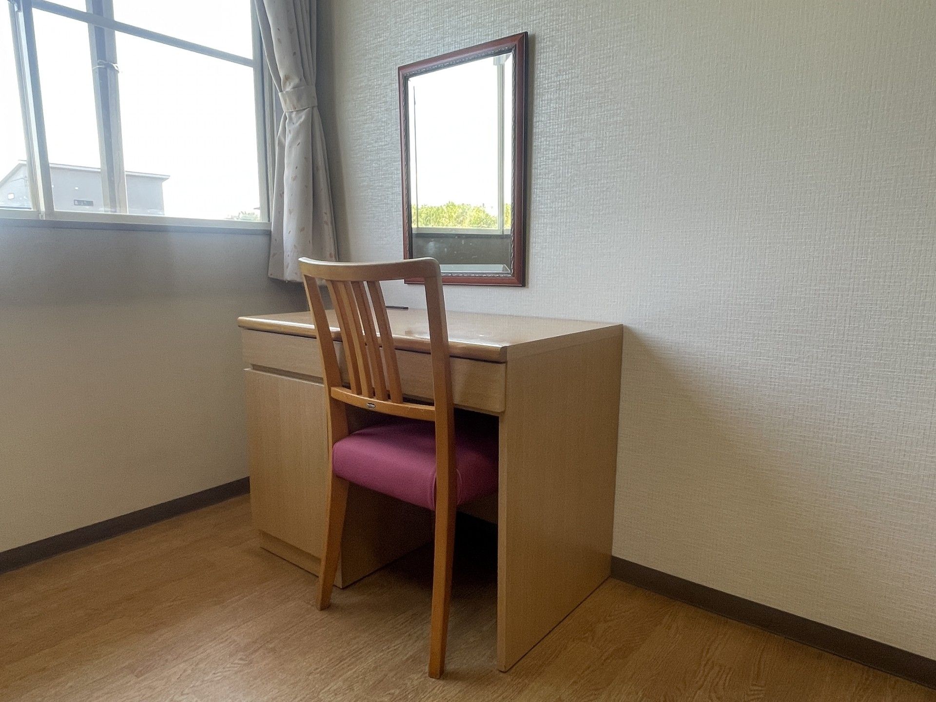 窓際の机と椅子