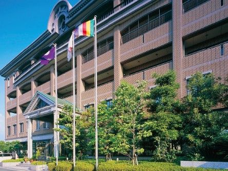 緑豊かな建物の外観