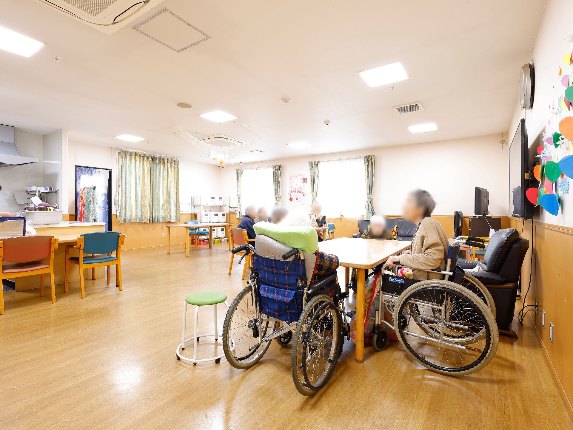 テーブル、椅子に使う機材などが置かれている共有スペース