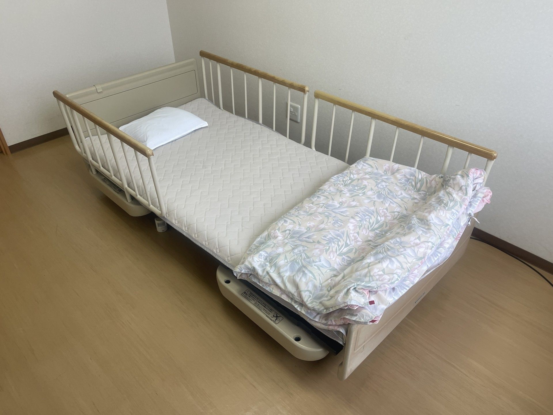 シンプルなベッドの部屋