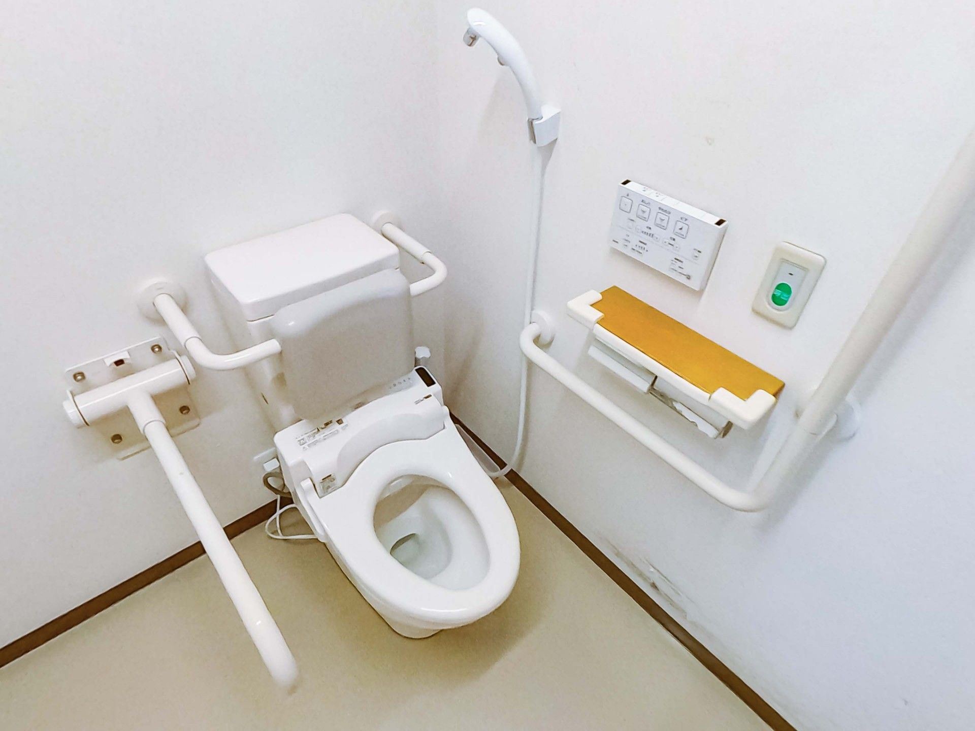 手すり付きのトイレ