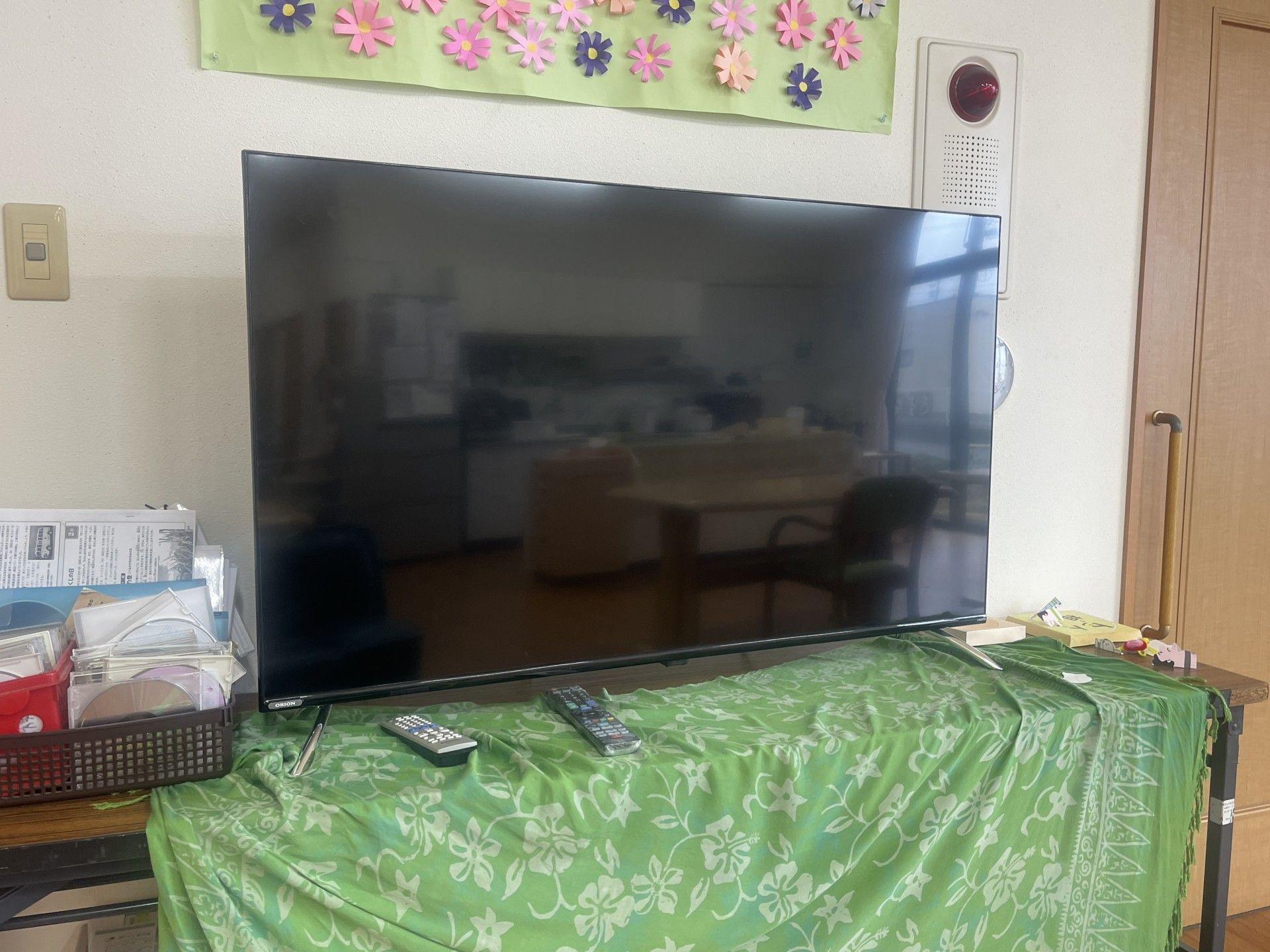 テレビと飾りのある部屋