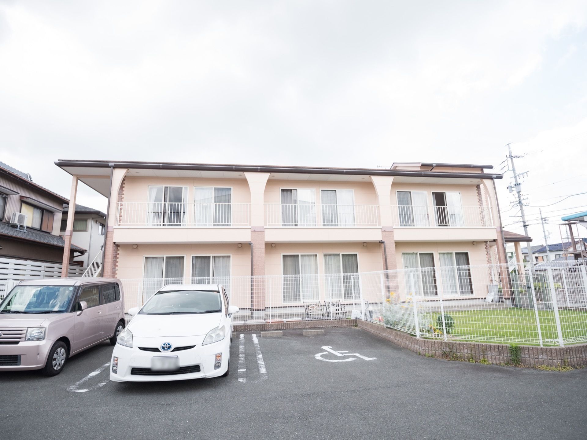 総２階建ての建物である。２階部分には、白いベランダが設置されている。また、建物裏側には駐車場が完備されている。
