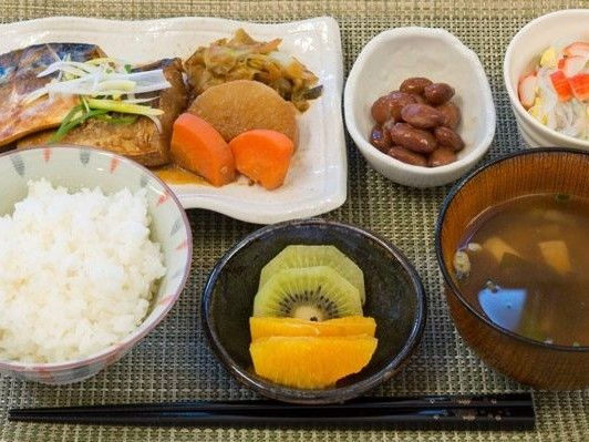 ごはんとみそ汁、おかず類がしっかりそろった量が多めの食事メニュー
