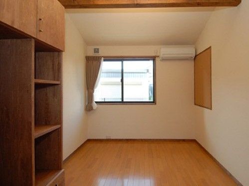 しっかりとした収納棚が付いている施設内の居室の様子。窓の外に景色が広がっている
