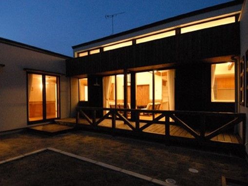 施設内から漏れる谷和原W解消名が印象的な建物。手前にウッドデッキが見えている様子