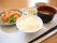 ある日の給食である。魚介類と野菜が中心の高たんぱく、低カロリーなメニューで、ちょうどよい程度の量である。