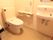 アイボリーで統一された清潔感のあるトイレである。温水洗浄便座や洗面スペース、ナースコール、ゴミ箱が完備されている。