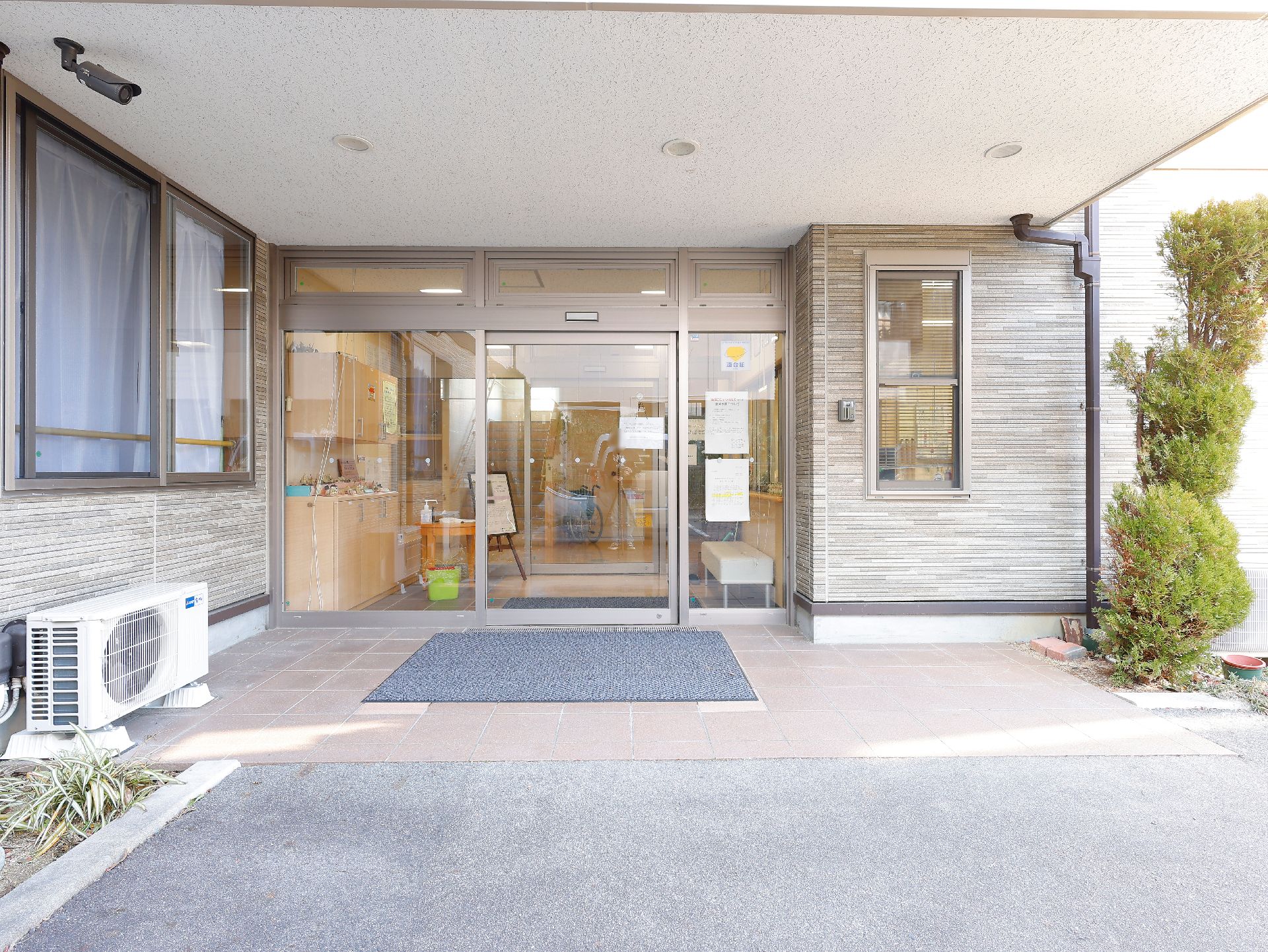 館内まで段差が極力なく、車椅子を使用している方も通行しやすいエントランス