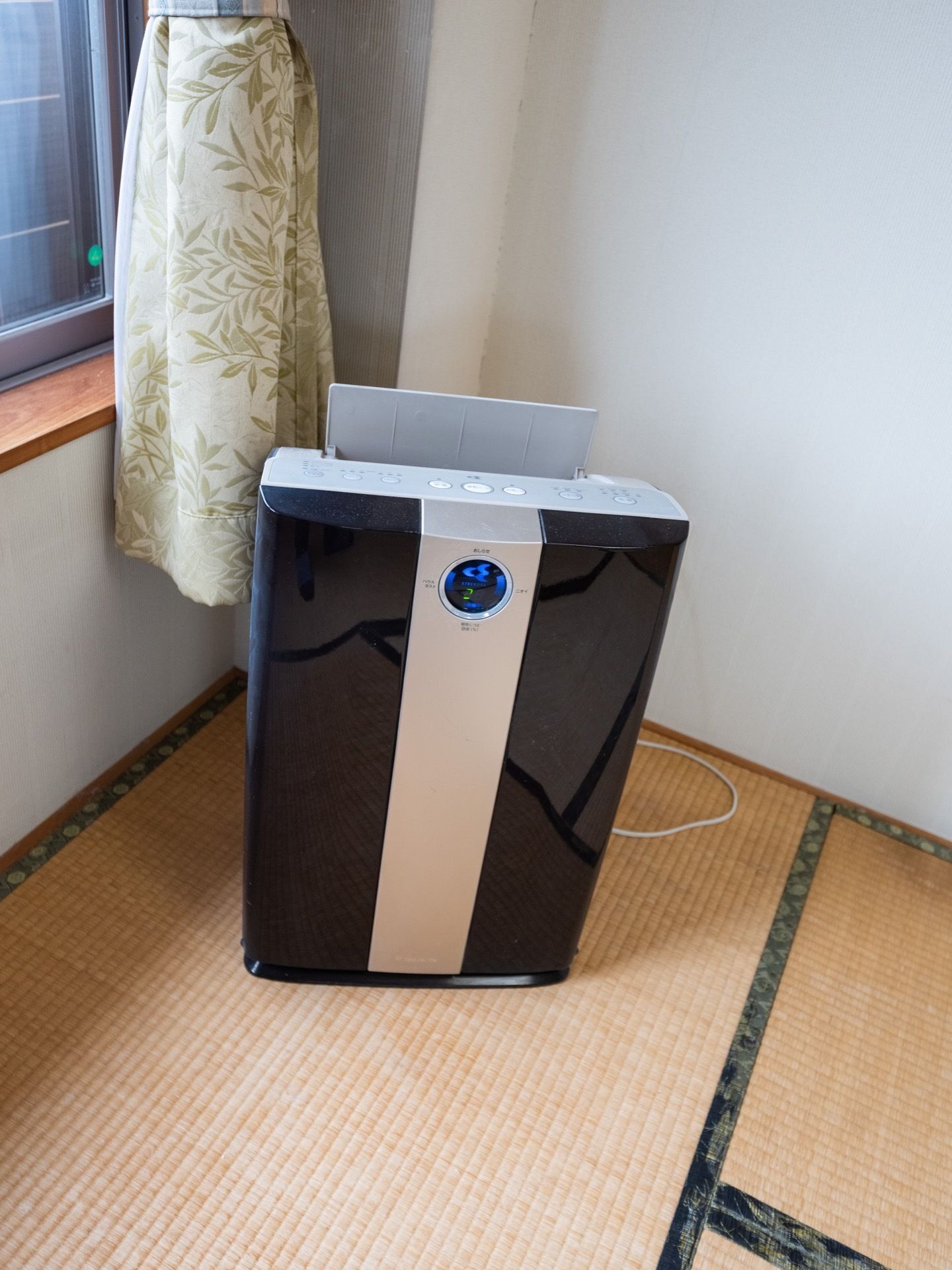 黒色でスタイリッシュなデザインの空気清浄機が設置されている。施設では、入居者様のための感染症対策を行っている。