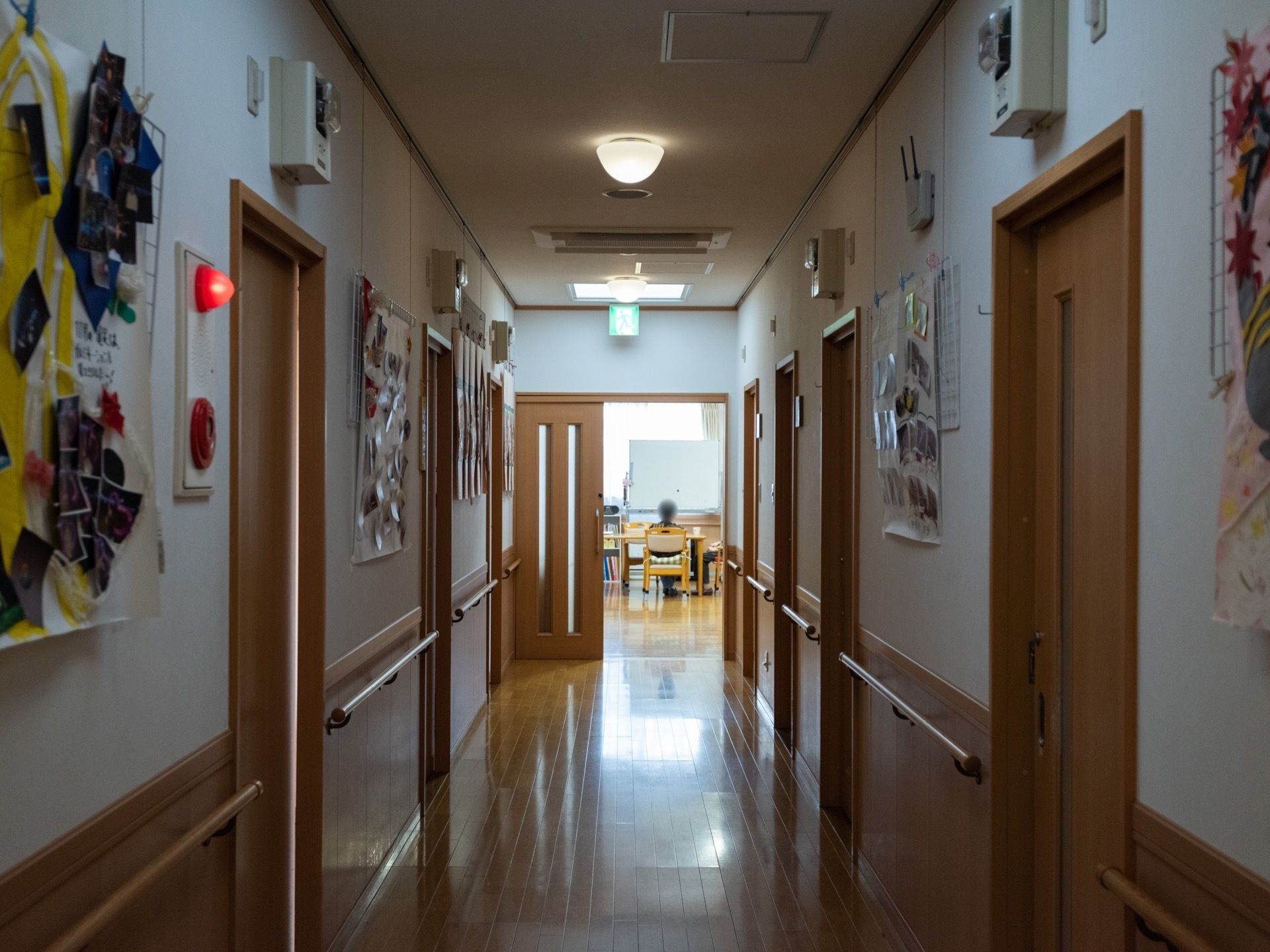 左右両側に居室があり、入り口の扉はスライド式になっている。左側の壁に火災報知器が付けられている