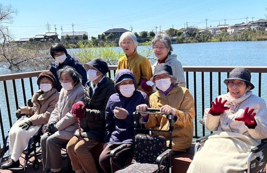 湖畔で笑顔の集合
