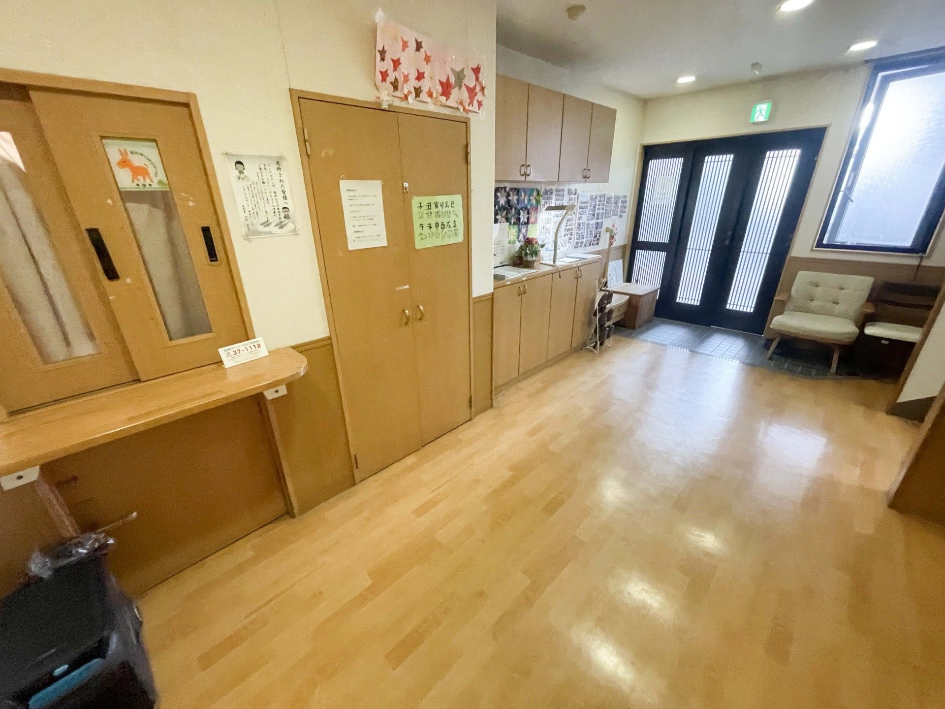明るい廊下と出入口