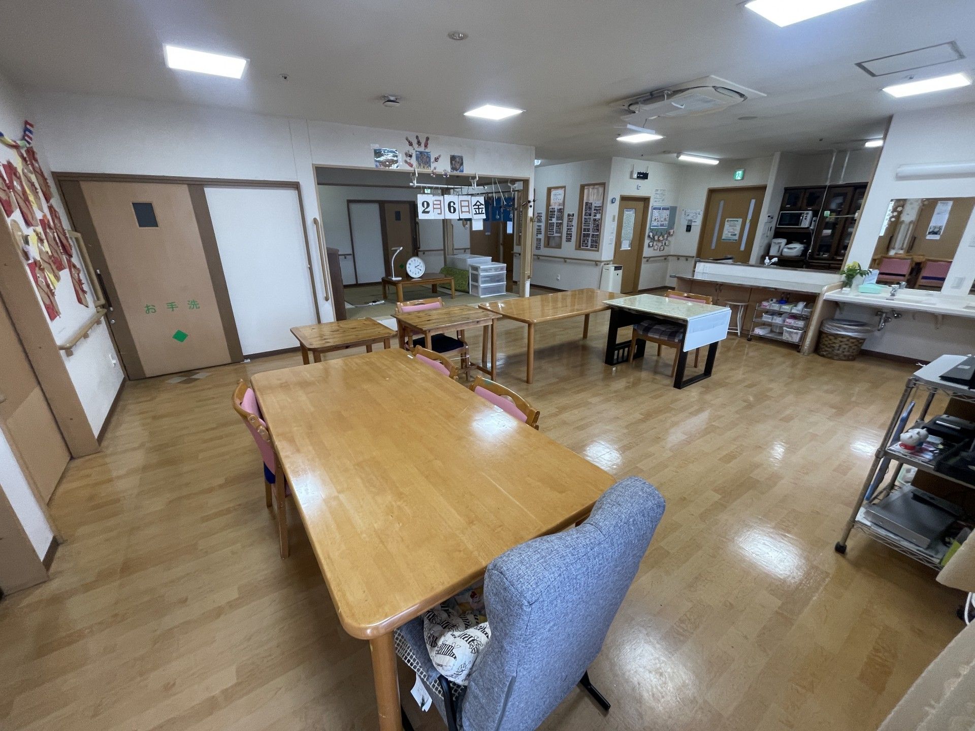 広いテーブルのある部屋