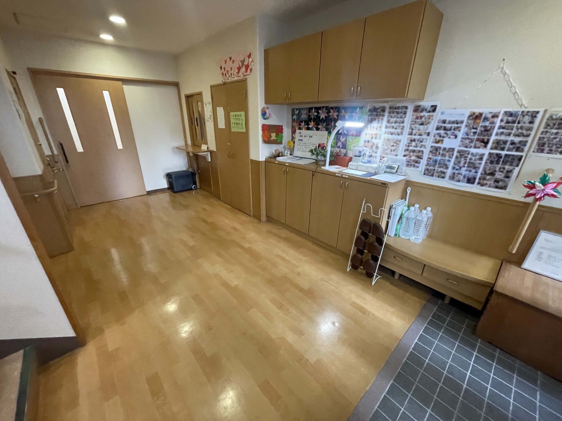 明るい廊下と収納棚