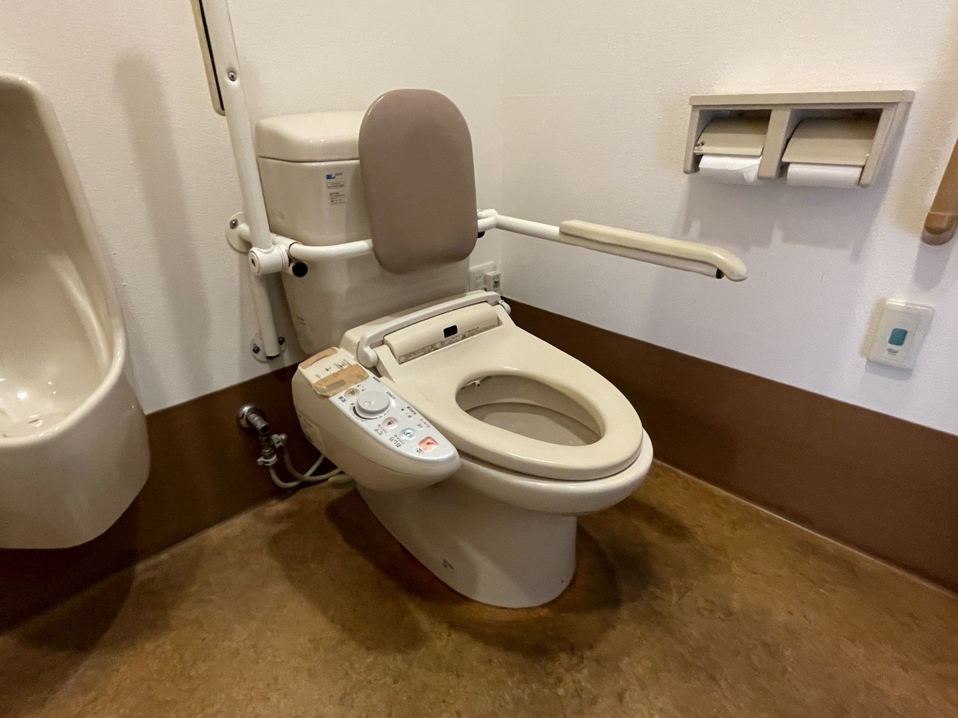 手すり付きトイレ
