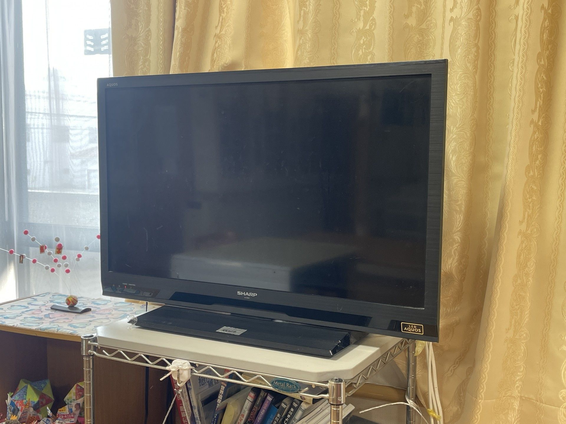 テレビと棚の一角