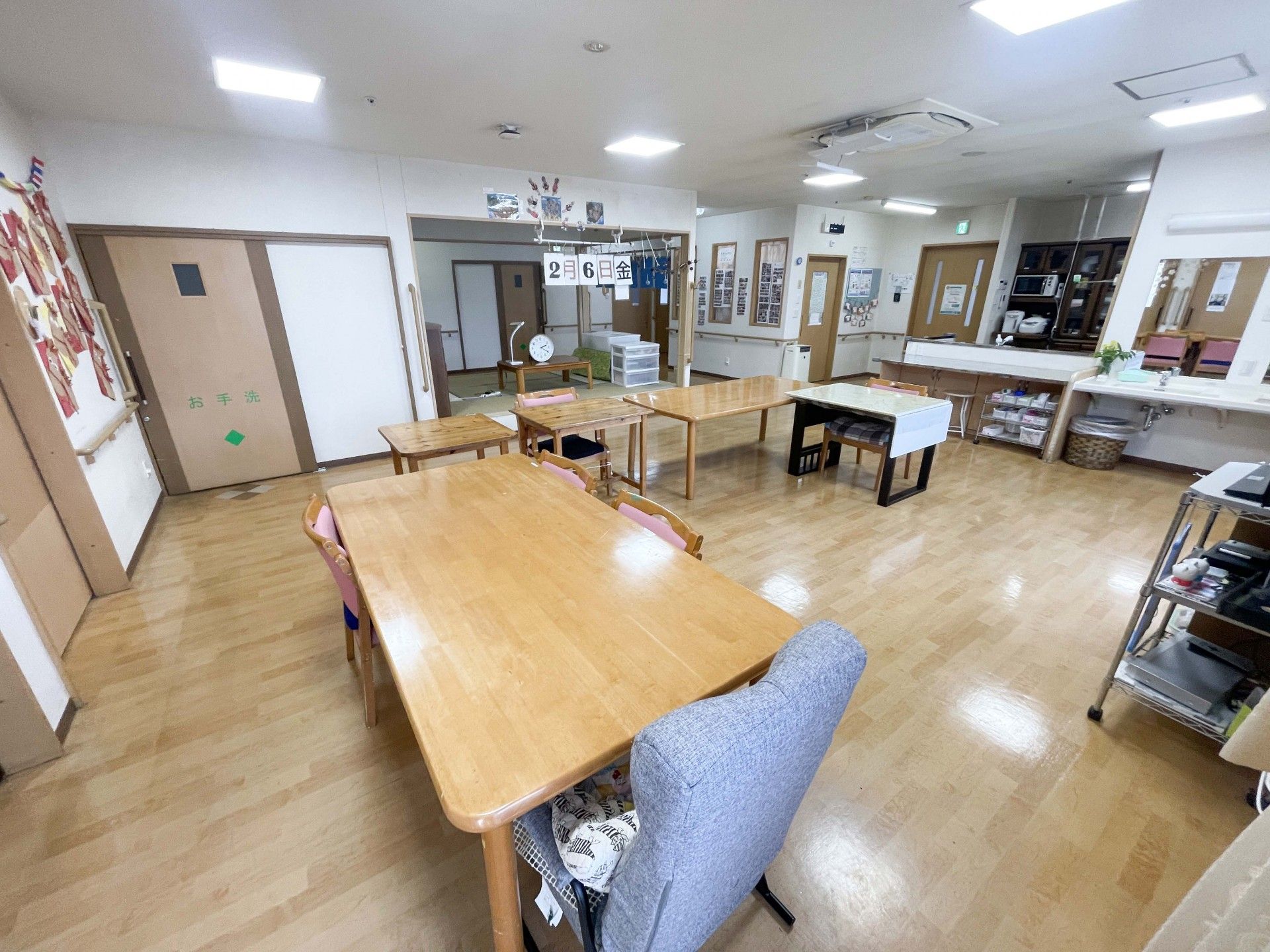 広いテーブルのある部屋