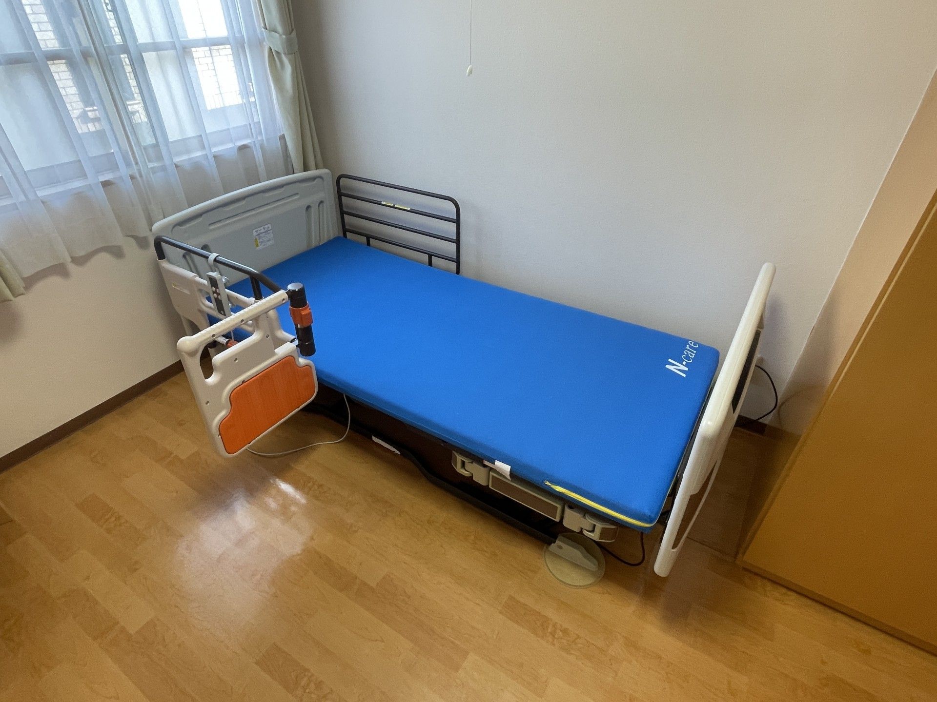 快適なベッドのある部屋