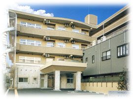 明るい外観の建物