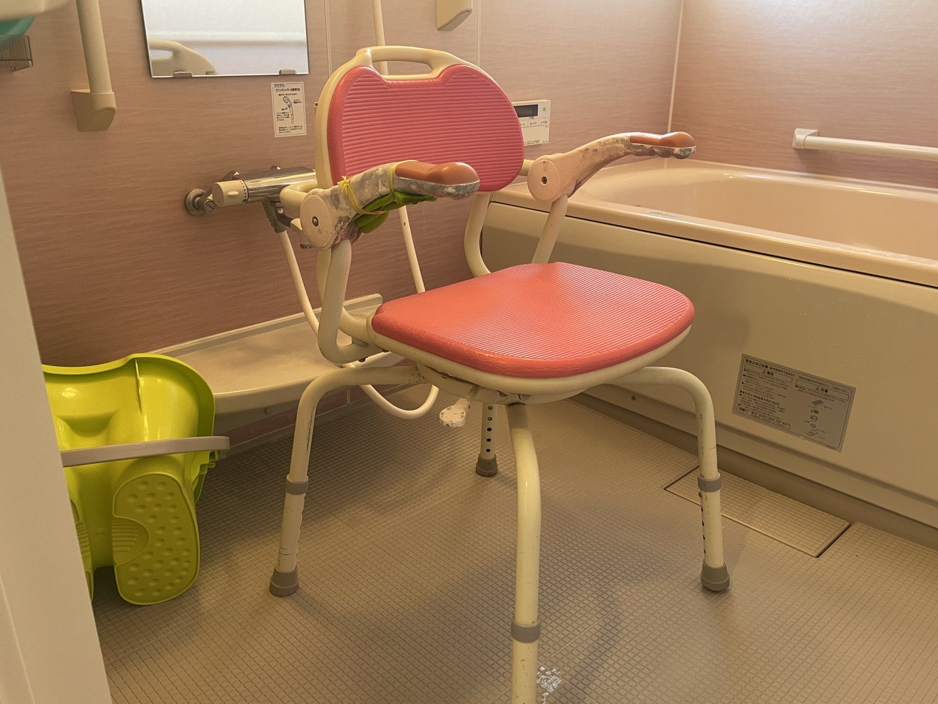 入浴用の椅子と浴槽