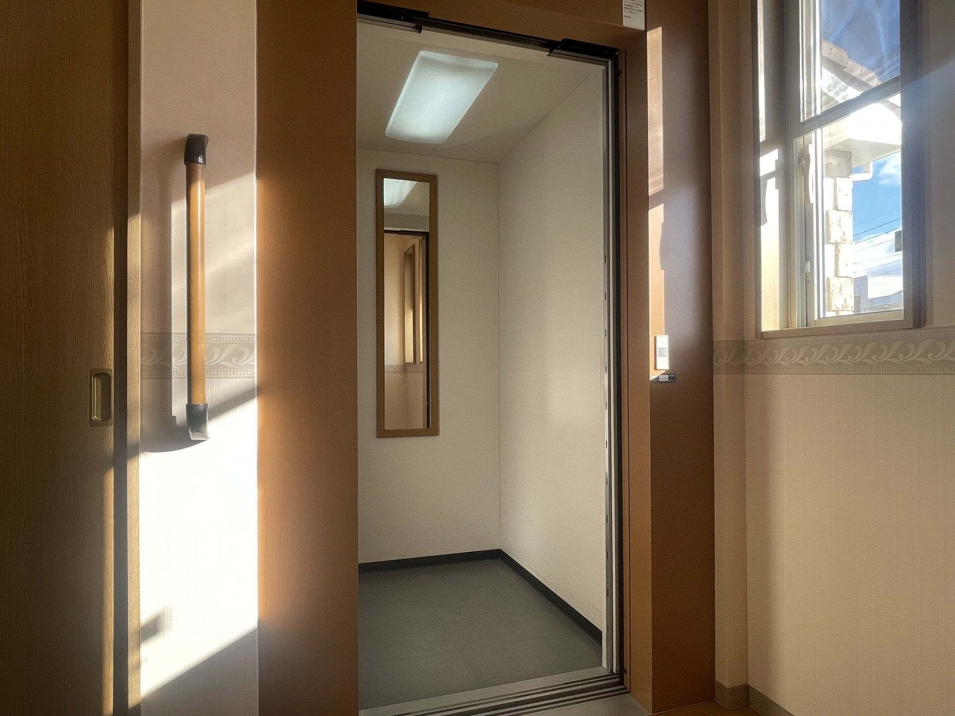 明るいエレベーターの入口