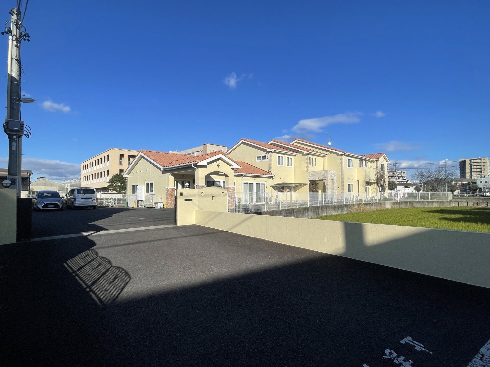 青空の下の建物外観