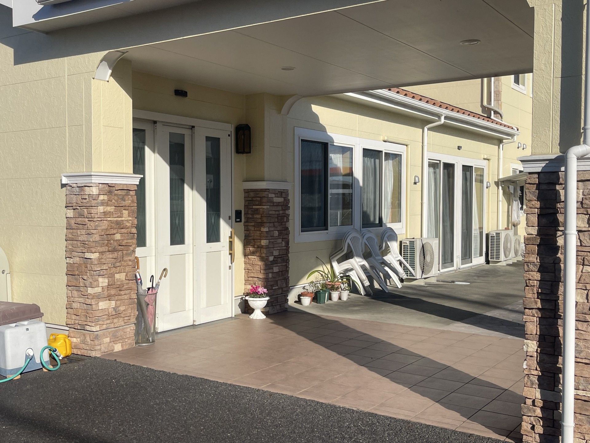 日差しが差し込む玄関